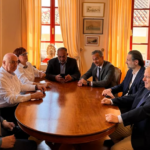 Στο Δημαρχείο Ναυπλίου ο πρόεδρος της (ΕΣΕΕ) Σταύρος Καφούνης